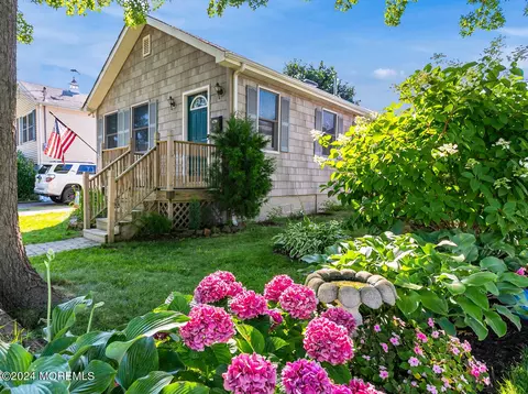 16 Meadowbrook Ave, Rumson, NJ 07760