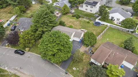 33 Pewter Dr, Tinton Falls, NJ 07753