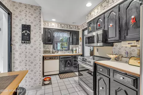 Kitchen - 6 Berkeley Sq, Brielle, NJ 08730 photo 2 of 3