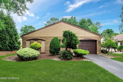94 Clubhouse Ln, Marlboro, NJ 07746
