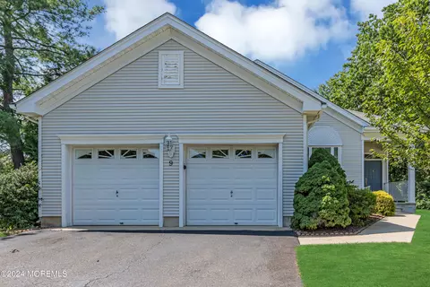9 Starwinds Ct, Lakewood, NJ 08701