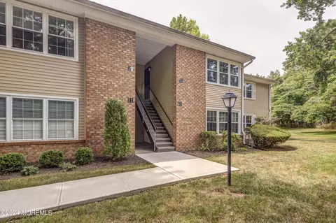 41 Quince Ct, Middletown, NJ 07748