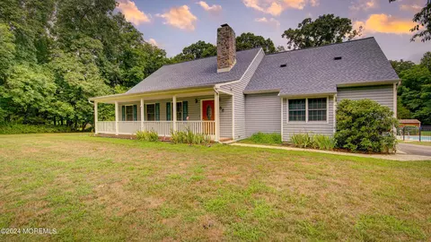 358 Casino Dr, Farmingdale, NJ 07727
