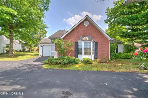 12 Jaffreyton Close #1000, Freehold, NJ 07728