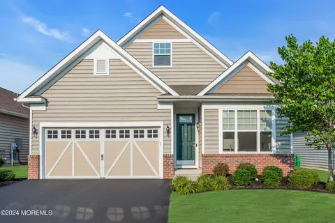 17 Banquet Ct, Howell, NJ 07731