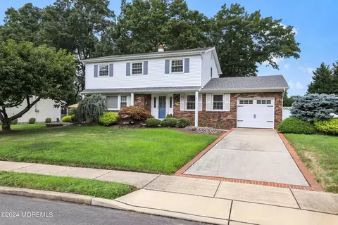 16 Meadowbrook Dr, Howell, NJ 07731
