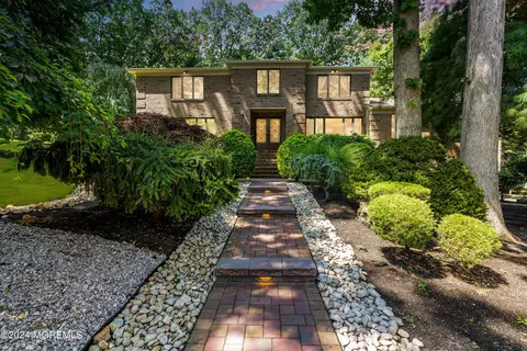 11 Vista Dr, Morganville, NJ 07751