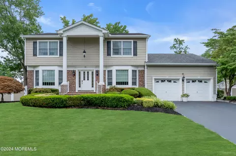 47 Westbrook Way, Manalapan, NJ 07726