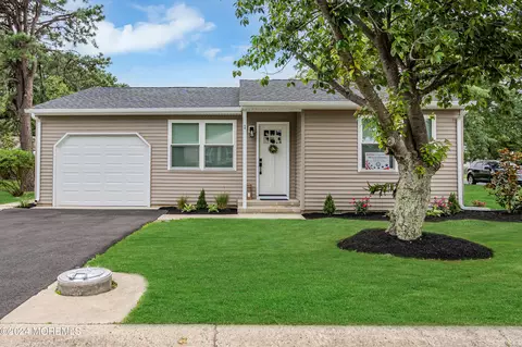 1 Hummingbird Ln, Whiting, NJ 08759