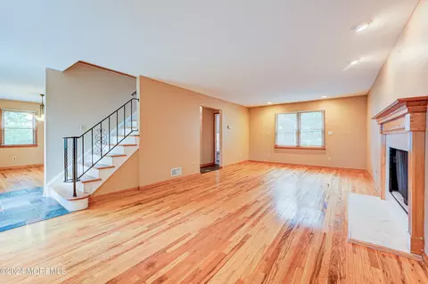 14 Convent Ct, Hazlet, NJ 07730