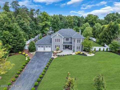 2 W Dickens Ct, Jackson, NJ 08527