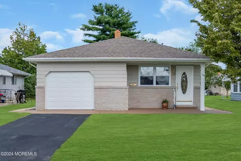 39 Montserrat St, Toms River, NJ 08757