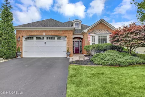 23 E Raphael Ln, Farmingdale, NJ 07727