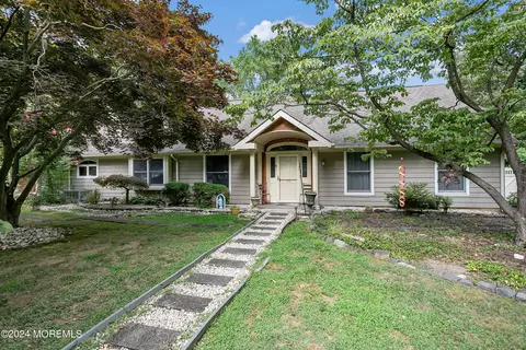 32 Green Lake Dr, Red Bank, NJ 07701