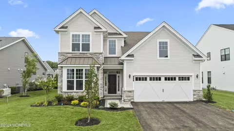 77 Grandview Cir, Farmingdale, NJ 07727
