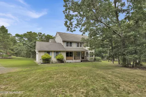 8 Hillcrest Dr, Tabernacle, NJ 08088