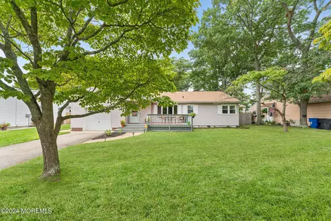 104 Blossom Dr, Toms River, NJ 08753