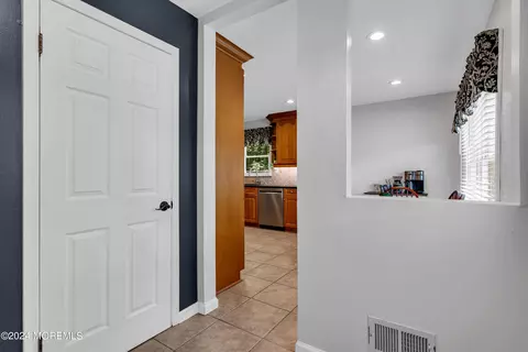 Entry Way - 24 Bittersweet Dr, Jackson, NJ 08527 photo 10 of 15