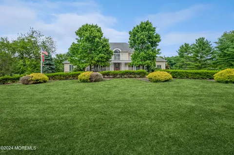 6 Twin Lakes Dr, Manalapan, NJ 07726