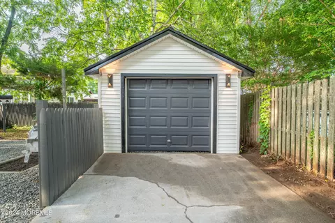 Exterior - 21 Tiensch Ave, Leonardo, NJ 07737 photo 4 of 10