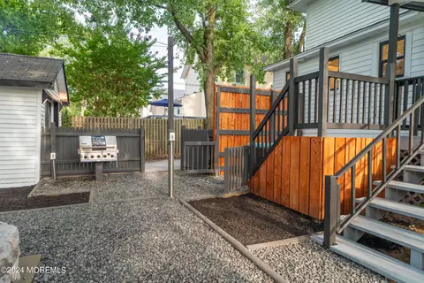 Exterior - 21 Tiensch Ave, Leonardo, NJ 07737 photo 6 of 10