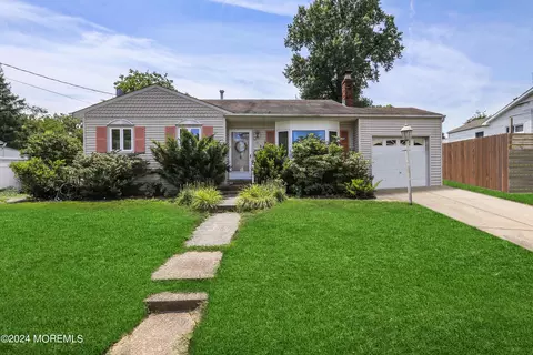 9 Oakwood Dr, Hazlet, NJ 07730