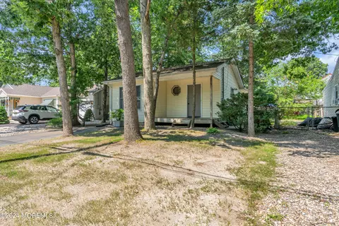 Exterior - 910 Windsor St, Forked River, NJ 08731 photo 9 of 14