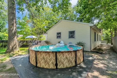 Exterior - 910 Windsor St, Forked River, NJ 08731 photo 13 of 14