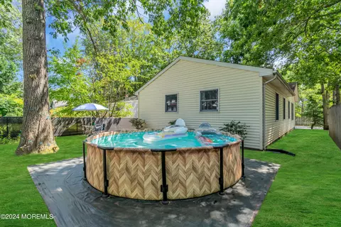 Exterior - 910 Windsor St, Forked River, NJ 08731 photo 6 of 14