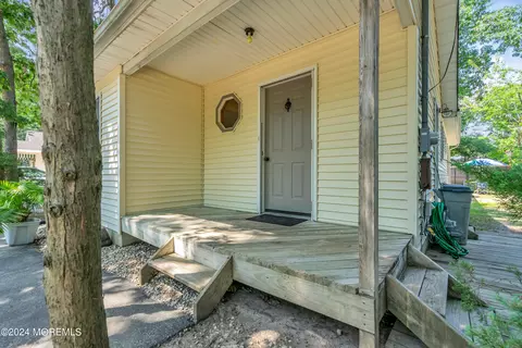 Exterior - 910 Windsor St, Forked River, NJ 08731 photo 10 of 14