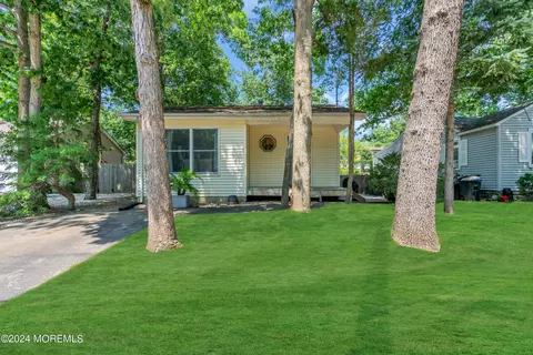 Exterior - 910 Windsor St, Forked River, NJ 08731 photo 2 of 14