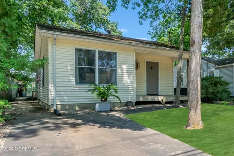 910 Windsor St, Forked River, NJ 08731