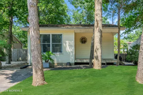 Exterior - 910 Windsor St, Forked River, NJ 08731 photo 1 of 14