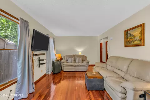 Living - 910 Windsor St, Forked River, NJ 08731 photo 2 of 3