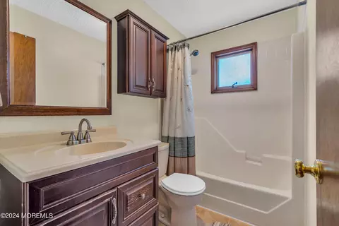 Bath - 910 Windsor St, Forked River, NJ 08731 photo 1 of 3