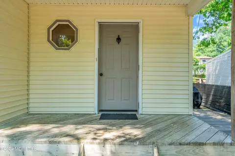 Exterior - 910 Windsor St, Forked River, NJ 08731 photo 5 of 14