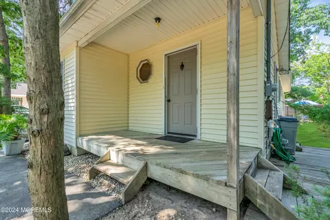 Exterior - 910 Windsor St, Forked River, NJ 08731 photo 4 of 14