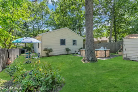 Exterior - 910 Windsor St, Forked River, NJ 08731 photo 8 of 14