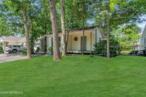 Exterior - 910 Windsor St, Forked River, NJ 08731 photo 3 of 14