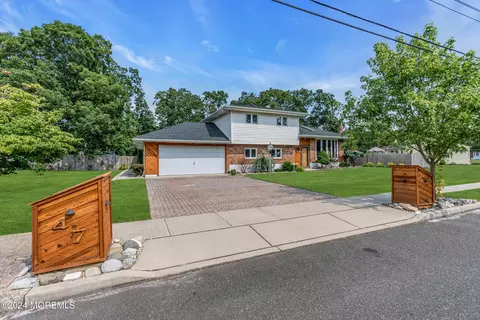 47 Vivian Ct, Howell, NJ 07731