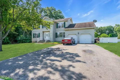 10 Michelle Ln, Bayville, NJ 08721