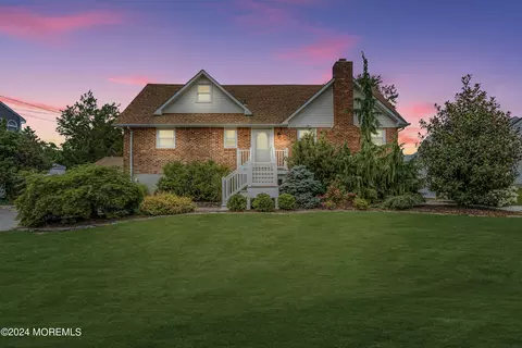 7 Cedarcrest Dr, Bayville, NJ 08721