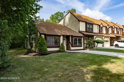 18 Lisa Ct, Matawan, NJ 07747