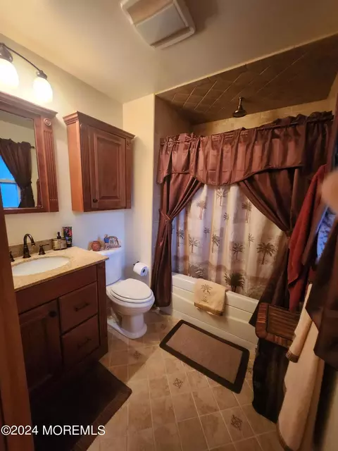 Bath - 1469 Jay Ave, Brick, NJ 08724 photo 4 of 4