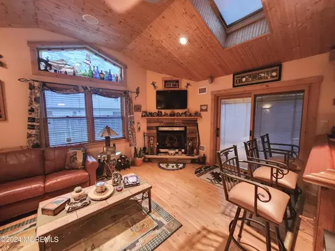 Living - 1469 Jay Ave, Brick, NJ 08724 photo 2 of 3