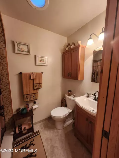 Bath - 1469 Jay Ave, Brick, NJ 08724 photo 2 of 4