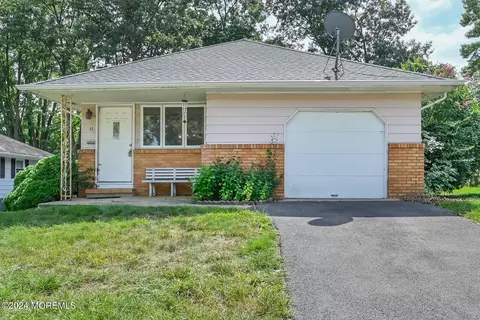 11 Mount Rainier Dr, Toms River, NJ 08753
