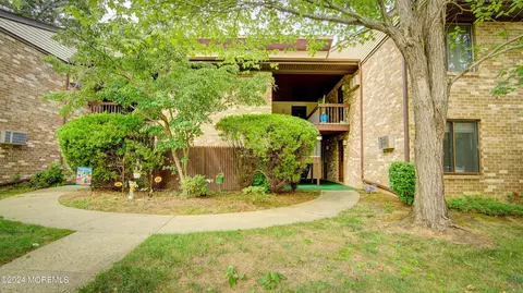 156 Cross Slope Ct #E, Manalapan, NJ 07726
