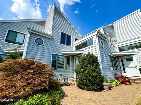 9 Bridgewaters Dr #18, Oceanport, NJ 07757