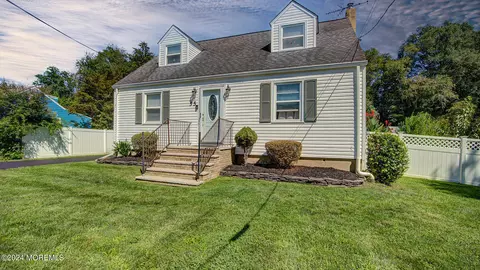 55 Woodside Ave, East Windsor, NJ 08520